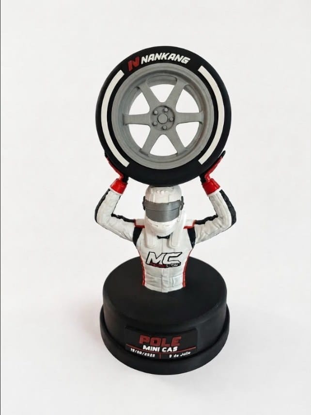 Otro trofeo de la misma serie Nankang, con la placa grabada para la categoría Mini Cas