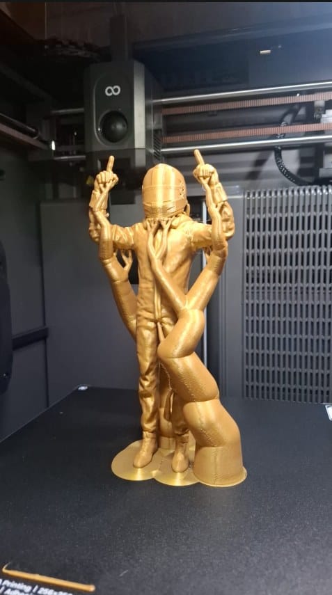 El mismo trofeo recién terminado, todavía sobre la base de la impresora 3D