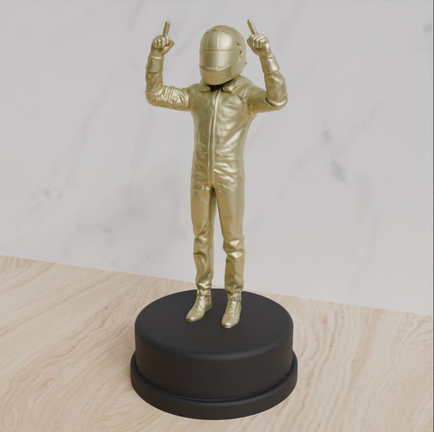 Trofeo de un piloto de pie con las manos en alto, en acabado metalizado dorado